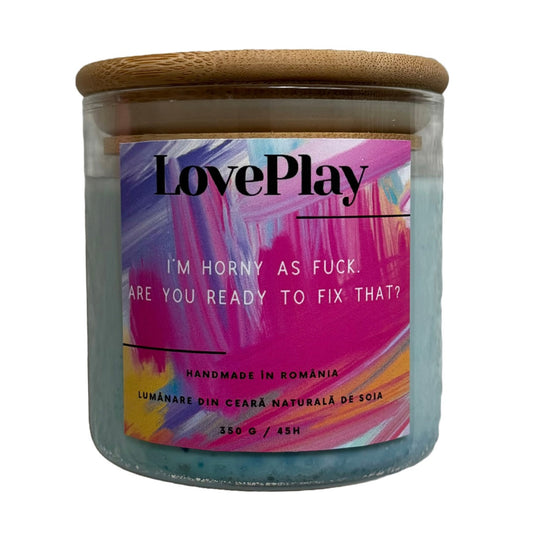 Lumanare parfumata LovePlay SetTheMood, handmade, din ceara naturala de soia, cu text ImHorny, cu note de iasomie si flori de primavara, albastra, 350 de grame, ardere 45 de ore - LovePlay