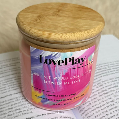 Lumanare parfumata LovePlay SetTheMood, handmade, din ceara naturala de soia, cu text YourFace, cu note de vanilie si cirese, roz, 350 de grame, ardere 45 de ore - LovePlay