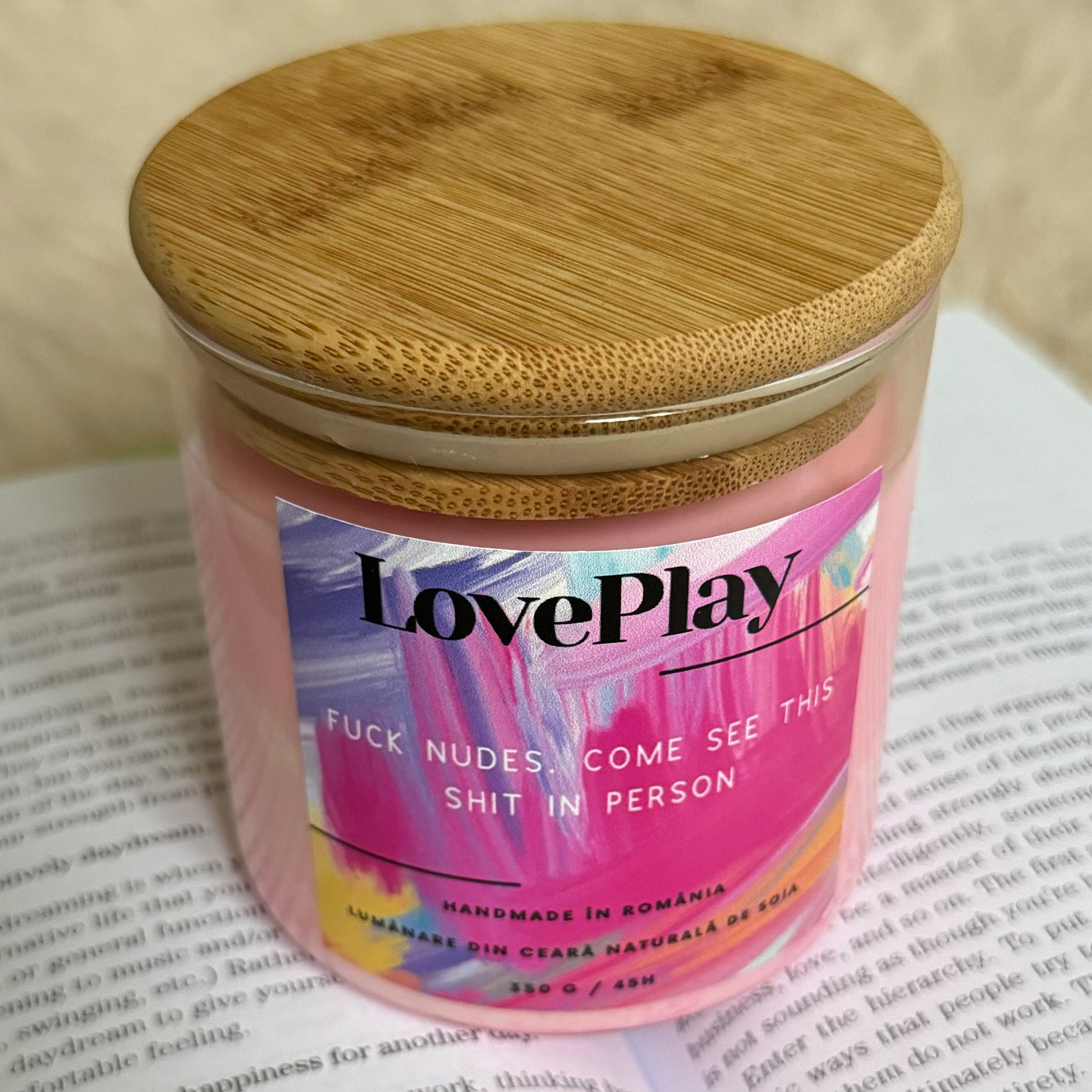 Lumanare parfumata LovePlay SetTheMood, handmade, din ceara naturala de soia, cu text Nudes, cu note de vanilie si cirese, roz, 350 de grame, ardere 45 de ore - LovePlay