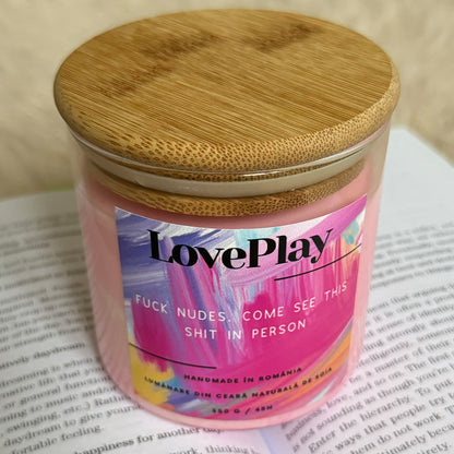 Lumanare parfumata LovePlay SetTheMood, handmade, din ceara naturala de soia, cu text Nudes, cu note de vanilie si cirese, roz, 350 de grame, ardere 45 de ore - LovePlay