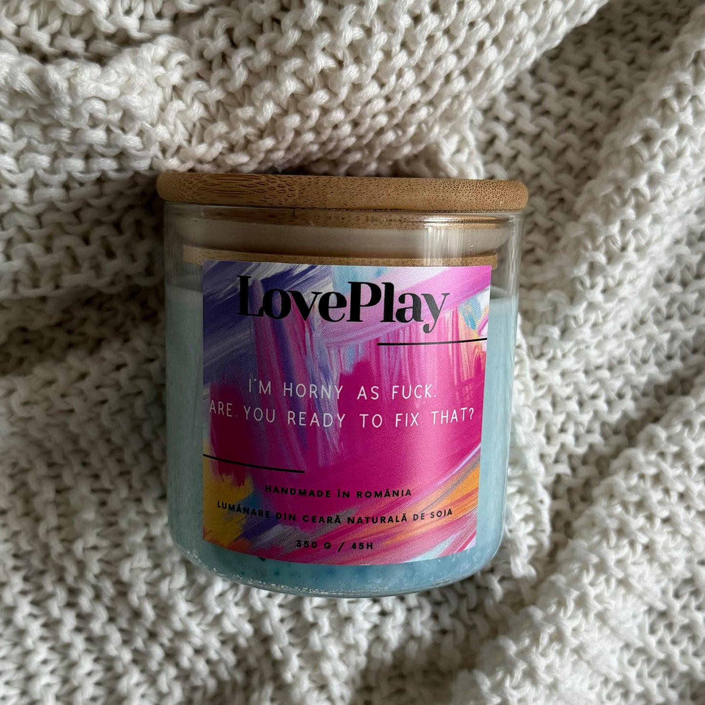 Lumanare parfumata LovePlay SetTheMood, handmade, din ceara naturala de soia, cu text ImHorny, cu note de iasomie si flori de primavara, albastra, 350 de grame, ardere 45 de ore - LovePlay