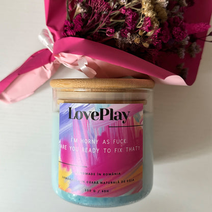 Lumanare parfumata LovePlay SetTheMood, handmade, din ceara naturala de soia, cu text ImHorny, cu note de iasomie si flori de primavara, albastra, 350 de grame, ardere 45 de ore - LovePlay