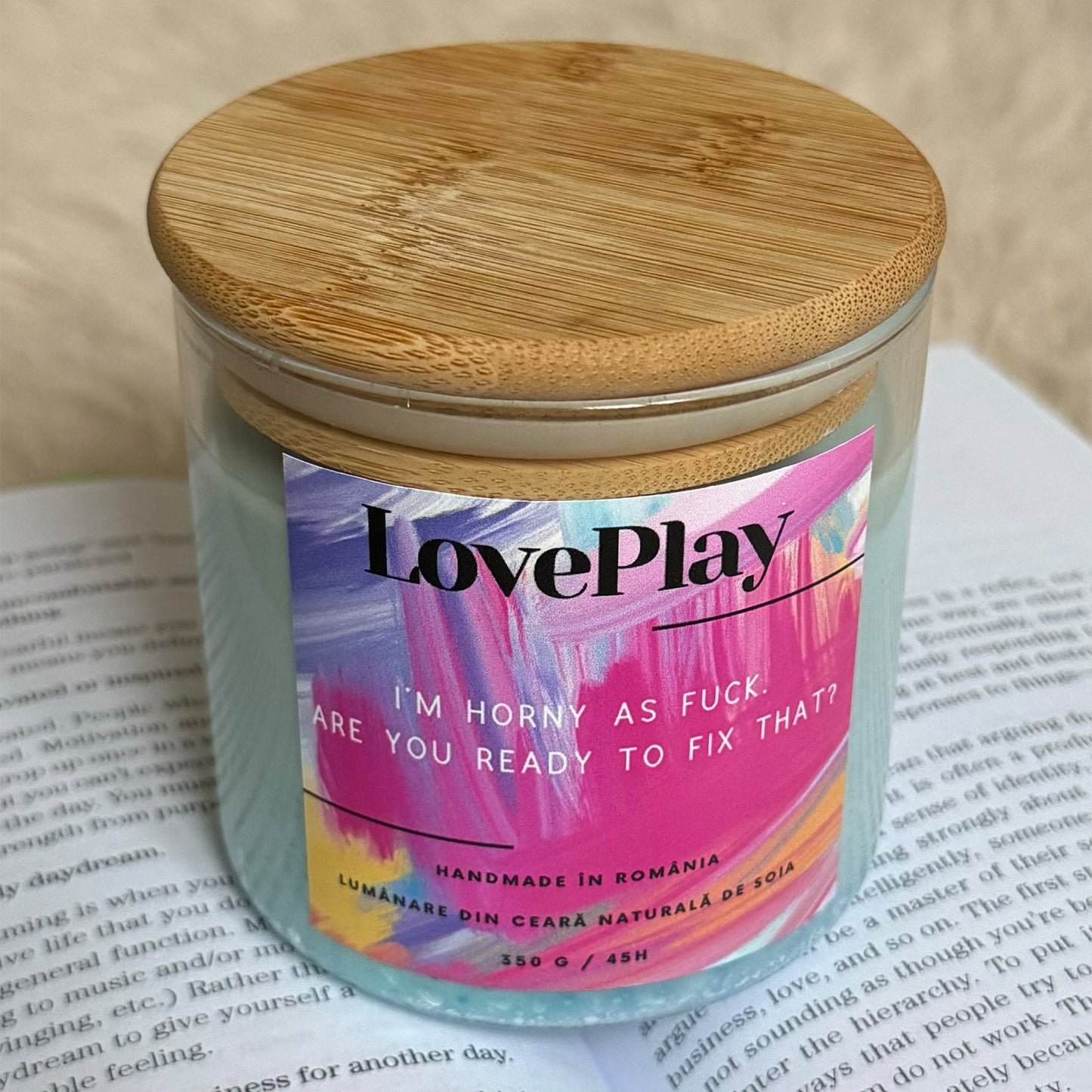 Lumanare parfumata LovePlay SetTheMood, handmade, din ceara naturala de soia, cu text ImHorny, cu note de iasomie si flori de primavara, albastra, 350 de grame, ardere 45 de ore - LovePlay
