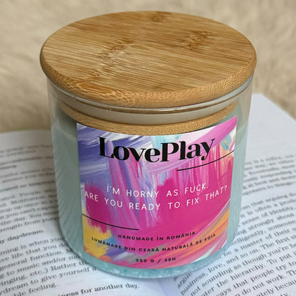 Lumanare parfumata LovePlay SetTheMood, handmade, din ceara naturala de soia, cu text ImHorny, cu note de iasomie si flori de primavara, albastra, 350 de grame, ardere 45 de ore - LovePlay